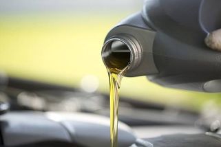 Jak si doma vyměnit olej: Krok za krokem. Ušetřete peníze a lépe auto poznejte